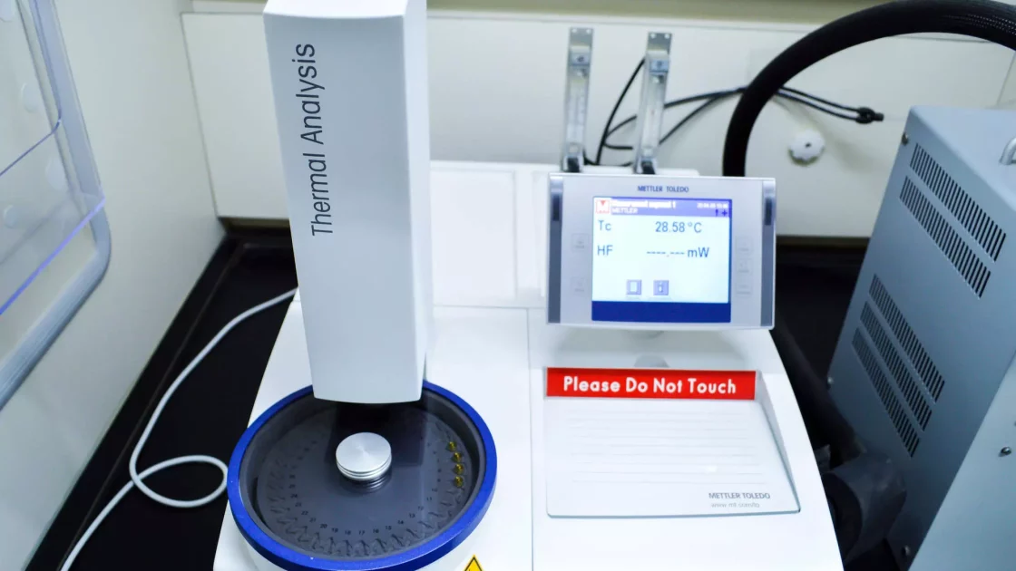 A thermal analysis instrument used for process safety and engineering, displaying temperature data and warnings for precise material testing.