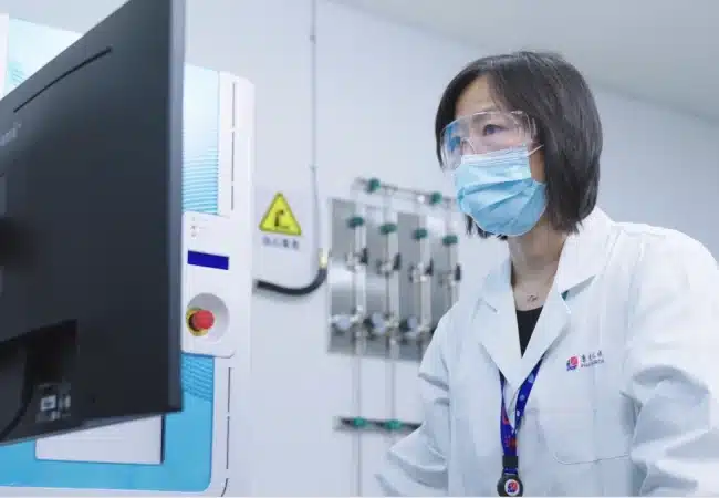 Pharmaron Woman using Echo machine for Bioinformatics Services