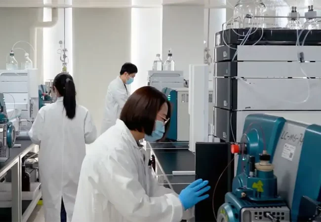 scientists work in a mass spec lab to analyse samples for quantitation of small molecules